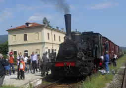 La stazione di Busca, chiusa da due anni,  rivive soltanto in  rare occasioni turistiche